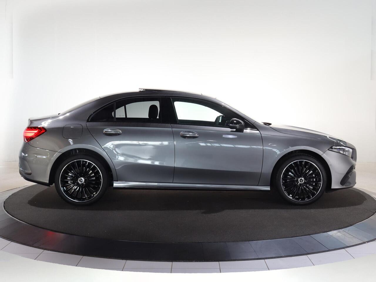 Mercedes-Benz A-KLASSE 250e Business Solution AMG | Panoramaschuifdak | Night | Achteruitrijcamera| Stoelverwarming voor | LED koplampen |