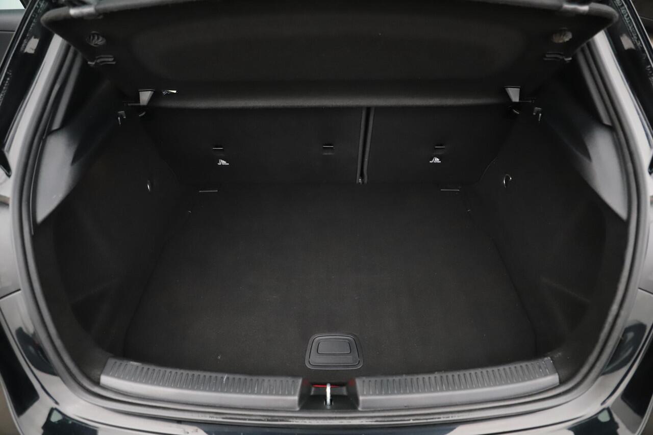 Mercedes-Benz A-KLASSE 160 Business Solution Panoramadak Widescreen Trekhaak 18 inch AMG Velgen Navigatie Camera Full LED Lane Assist Stoelverwarming