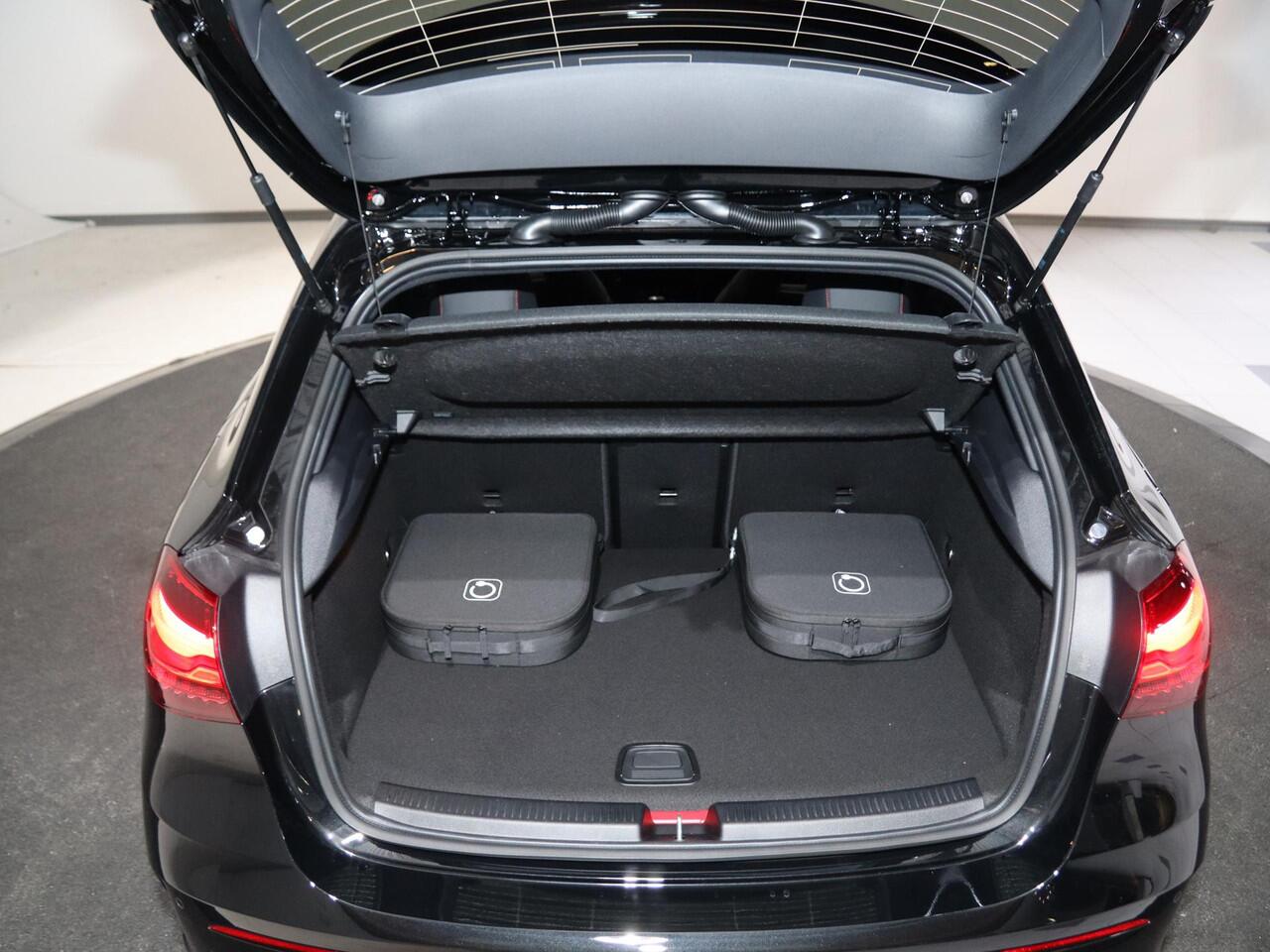 Mercedes-Benz A-KLASSE 250e Business Solution AMG | Panoramaschuifdak | Premium Plus | 19"AMG-velgen | Head-up display | Dodehoekassistent |