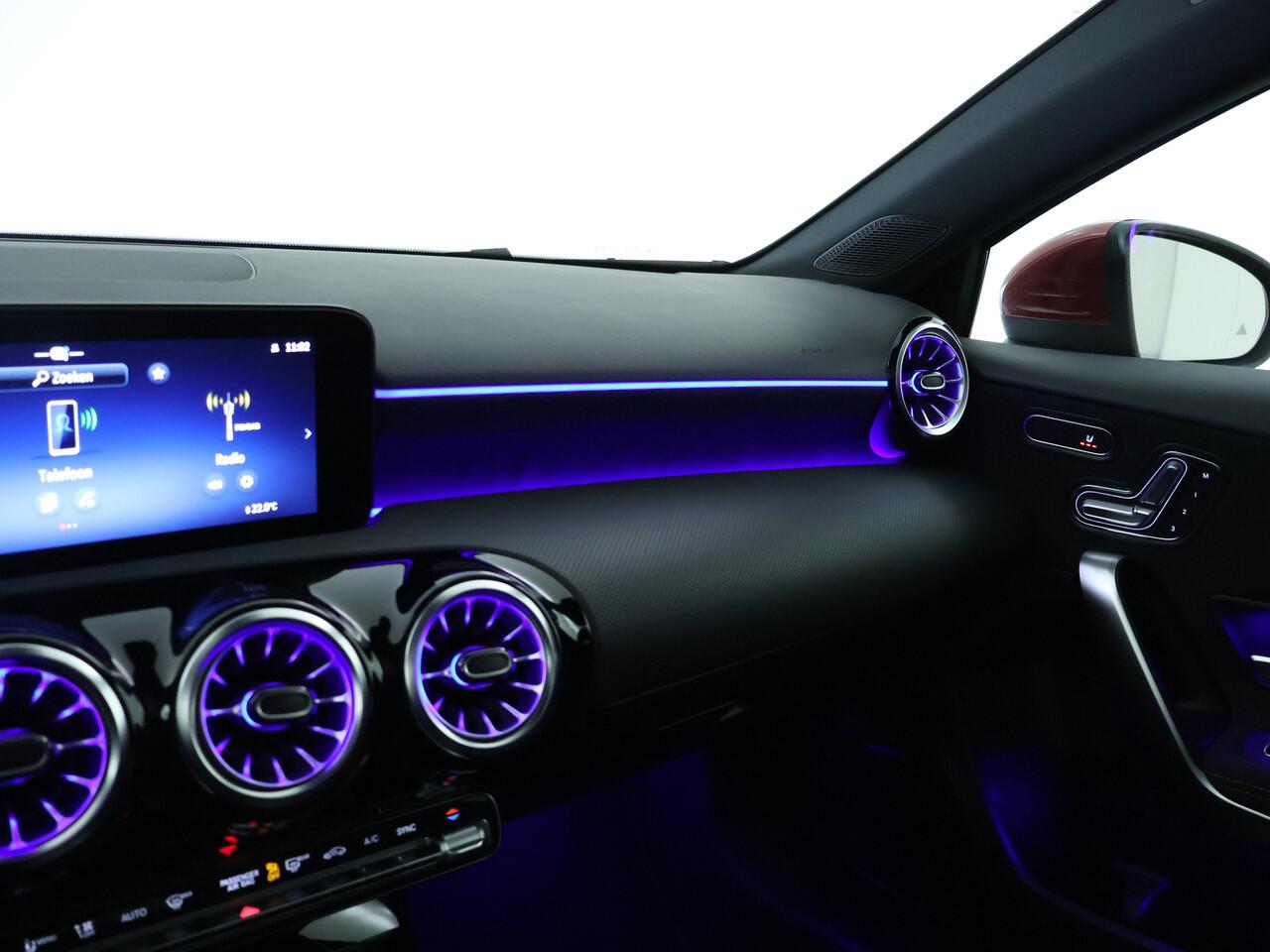 Mercedes-Benz A-KLASSE 180 AMG Line Plus | Panoramadak | 360° camera | Elektrische Stoelen | Sfeerverlichting | Apple Carplay | Inclusief 24 maanden MB Certified garantie voor Europa.