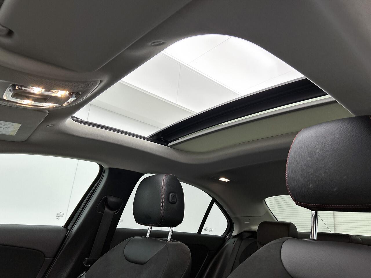 Mercedes-Benz A-KLASSE 250 e Premium Plus | Panoramadak | Achteruitrijcamera | Sfeerverlichting | Apple Carplay | Inclusief 24 maanden MB Certified garantie voor Europa.