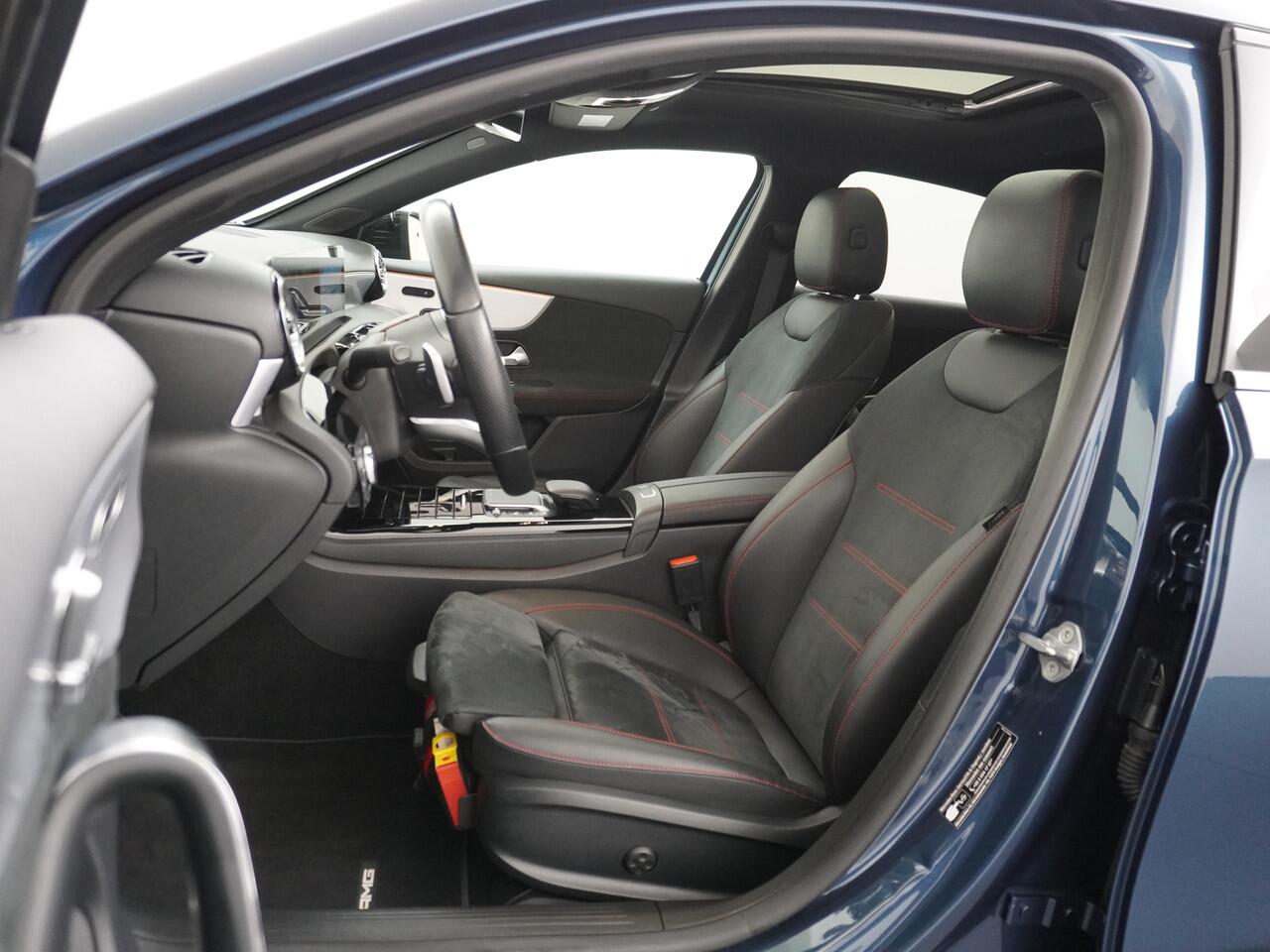 Mercedes-Benz A-KLASSE 250e AMG // Panoramadak // Memory // Trekhaak // Keyless // Carplay // Sfeerverlichting // MultiBeam LED // Night Pakket // Augmented Reality