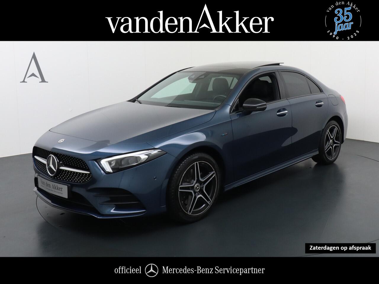 Mercedes-Benz A-KLASSE 250e AMG // Panoramadak // Memory // Trekhaak // Keyless // Carplay // Sfeerverlichting // MultiBeam LED // Night Pakket // Augmented Reality