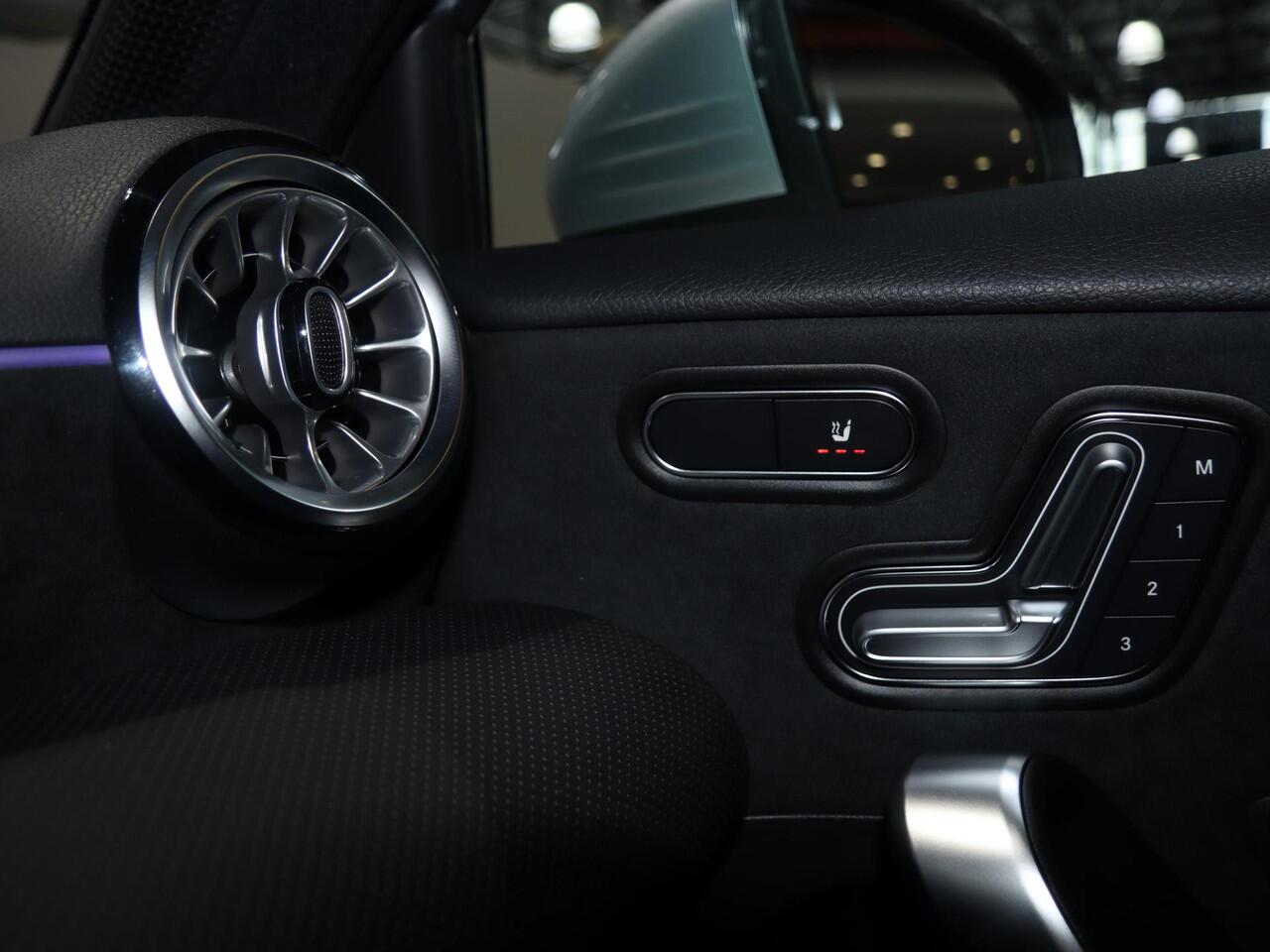 Mercedes-Benz A-KLASSE 250e Business Solution AMG | Panoramaschuifdak | Head-up display | Premium Plus | Stoelverwarming | 360° camera |