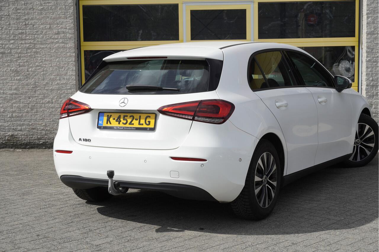 Mercedes-Benz A-KLASSE 180 Automaat! 5drs Business Solution BJ2021 Lmv 16" | Led V+A | Pdc | Navi | Elek. trekhaak | Achteruitrijcamera | Virtual cockpit | Climate control | Cruise control | Verwarmde voorstoelen | Getint glas