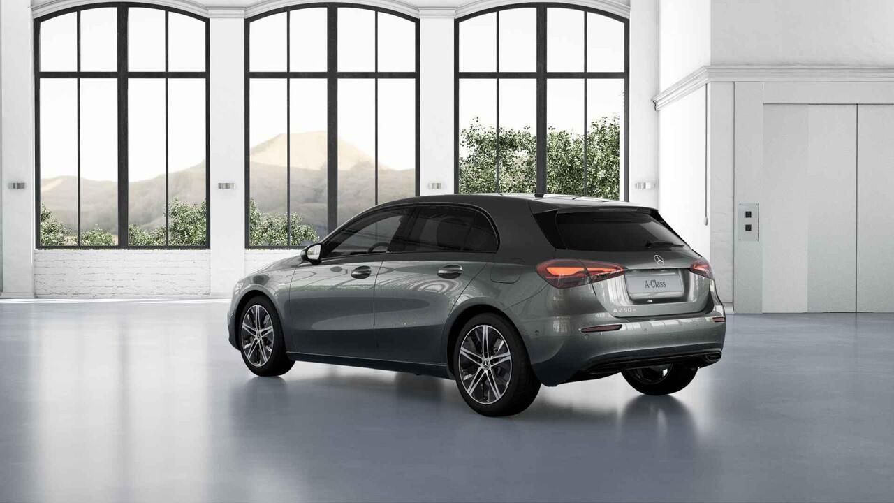 Mercedes-Benz A-KLASSE 250e Business Solution Luxury | Panoramaschuifdak | Advanced sound | Nightpakket | Dodehoekassistent | Achteruitrijcamera |