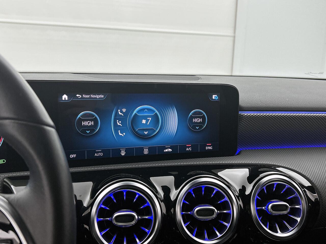 Mercedes-Benz A-KLASSE 160 Luxury-Line Handgeschakeld 6 versn. | Led Lights | Apple CarPlay | Achteruitrijcamera | Stoelverwarming Voor | Spiegelpakket. Inclusief 24 maanden MB Certified garantie voor Europa.