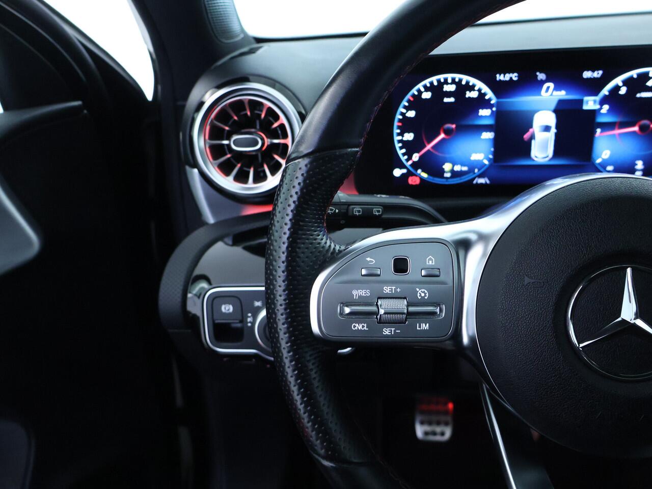 Mercedes-Benz A-KLASSE 160 Business Solution AMG AMG Line | Night Pakket | Panorama Schuif-Kanteldak | Sfeerverlichting | Memory Voorstoelen | MultiBeam Koplampen. Inclusief 24 maanden MB Certified garantie voor Europa.