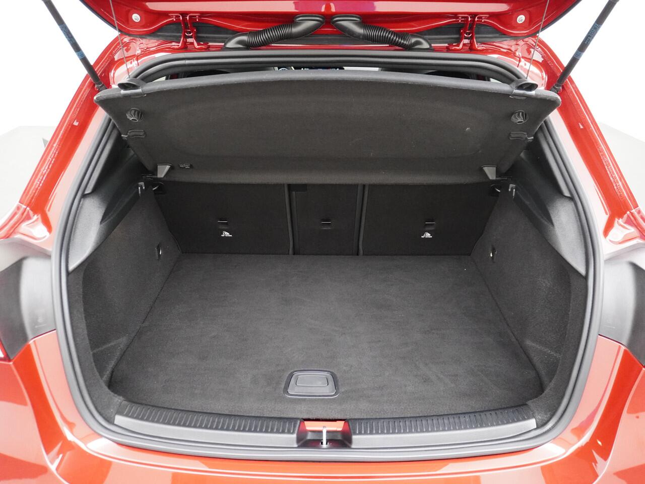 Mercedes-Benz A-KLASSE 250e AMG // Trekhaak // Panoramadak // Sfeerverlichting // Night Pakket // Camera // Designo kleur