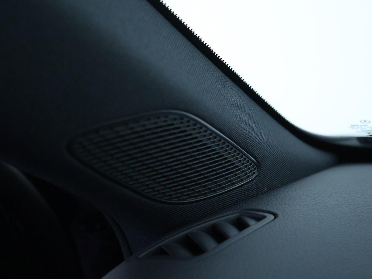 Mercedes-Benz A-KLASSE 250 e AMG Nightpakket | Sfeerverlichting | Car Play | Dode Hoek Ass | Stoelverwarming | Parkeerpakket met Camera | Ledkoplampen | Achteruitrijcamera. Inclusief 24 maanden Mercedes-Benz Certified garantie voor Europa.