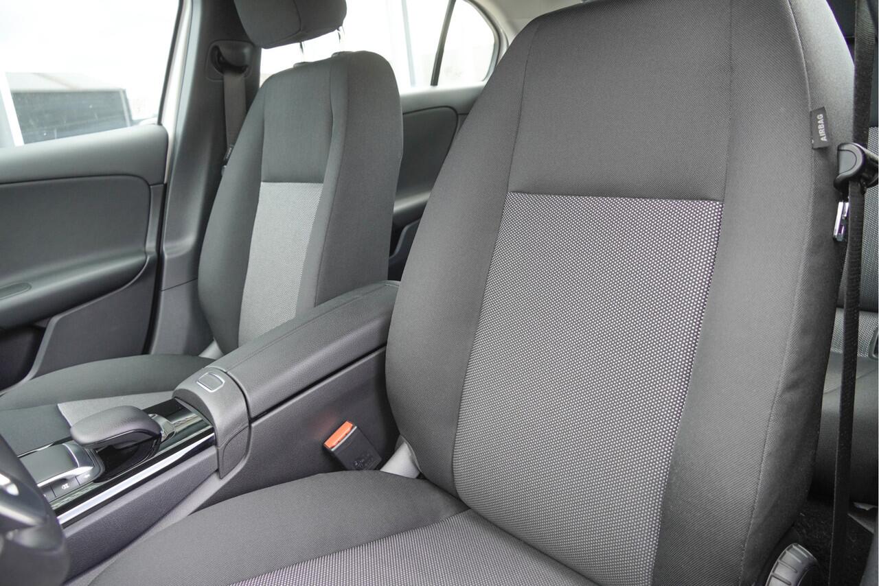 Mercedes-Benz A-KLASSE 180 Automaat! 5drs Business Solution BJ2021 Lmv 16" | Led V+A | Pdc | Navi | Elek. trekhaak | Achteruitrijcamera | Virtual cockpit | Climate control | Cruise control | Verwarmde voorstoelen | Getint glas