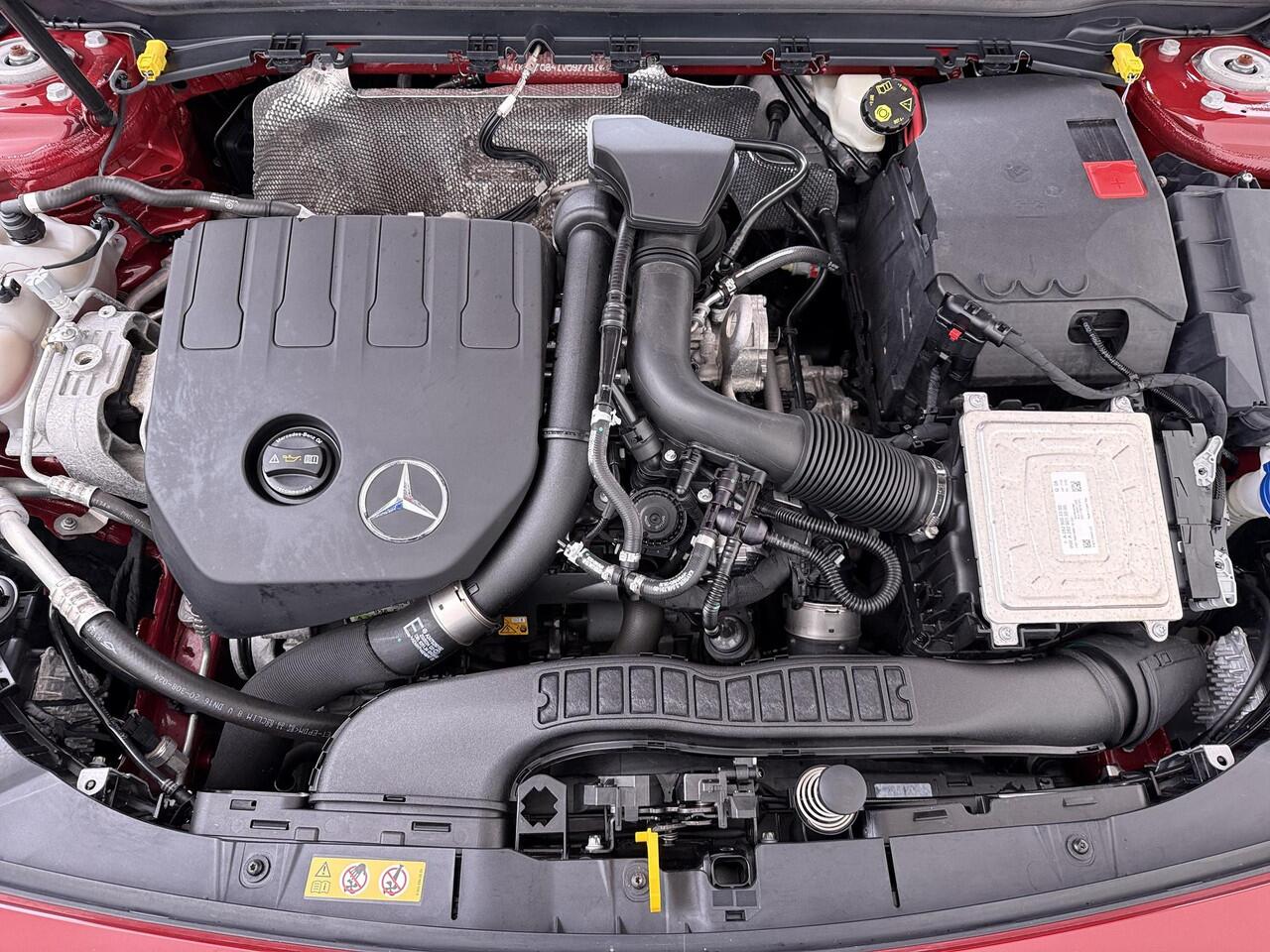 Mercedes-Benz A-KLASSE 180 Business Solution AMG Panoramadak | Memory | Camera | Stoelverwarming |