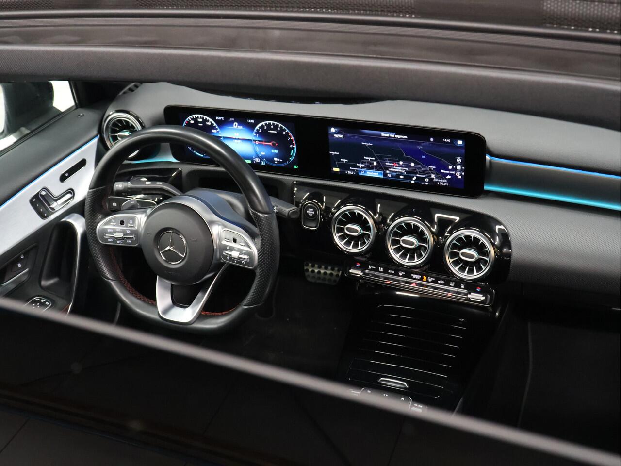 Mercedes-Benz A-KLASSE 250 e AMG Limited *WEEKAANBIEIDNG* [SCHUIFKANTELDAK, SFEERVERLICHTING, CAMERA, PDC V+A, MEMORY SEATS, APPLE CARPLAY, ANDROID AUTO, CRUISE CONTROL, STOELVERWARMING, NIEUWSTAAT]