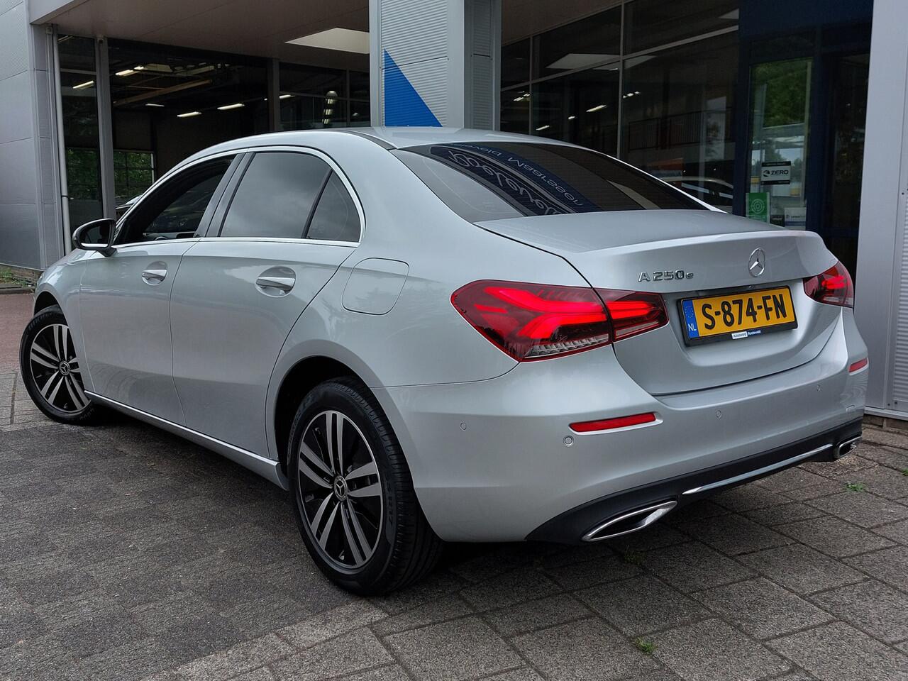 Mercedes-Benz A-KLASSE 250e Plug-In Hybrid Luxury Line | Origineel NL | Navi | Apple Carplay+Android Auto | Clima | Cruise | Stoelverwarming | Pdc V+A+Assist+Camera | Privacy Glass | 17''lm