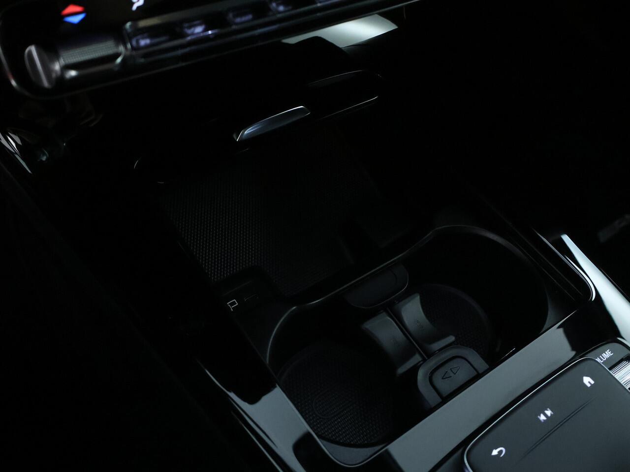 Mercedes-Benz A-KLASSE 180 AMG-line | Night pakket | Thermotronic | Apple CarPlay | parkeersensoren en achter camera | Spiegelpakket | Inclusief 24 maanden MB Certified garantie voor Europa.