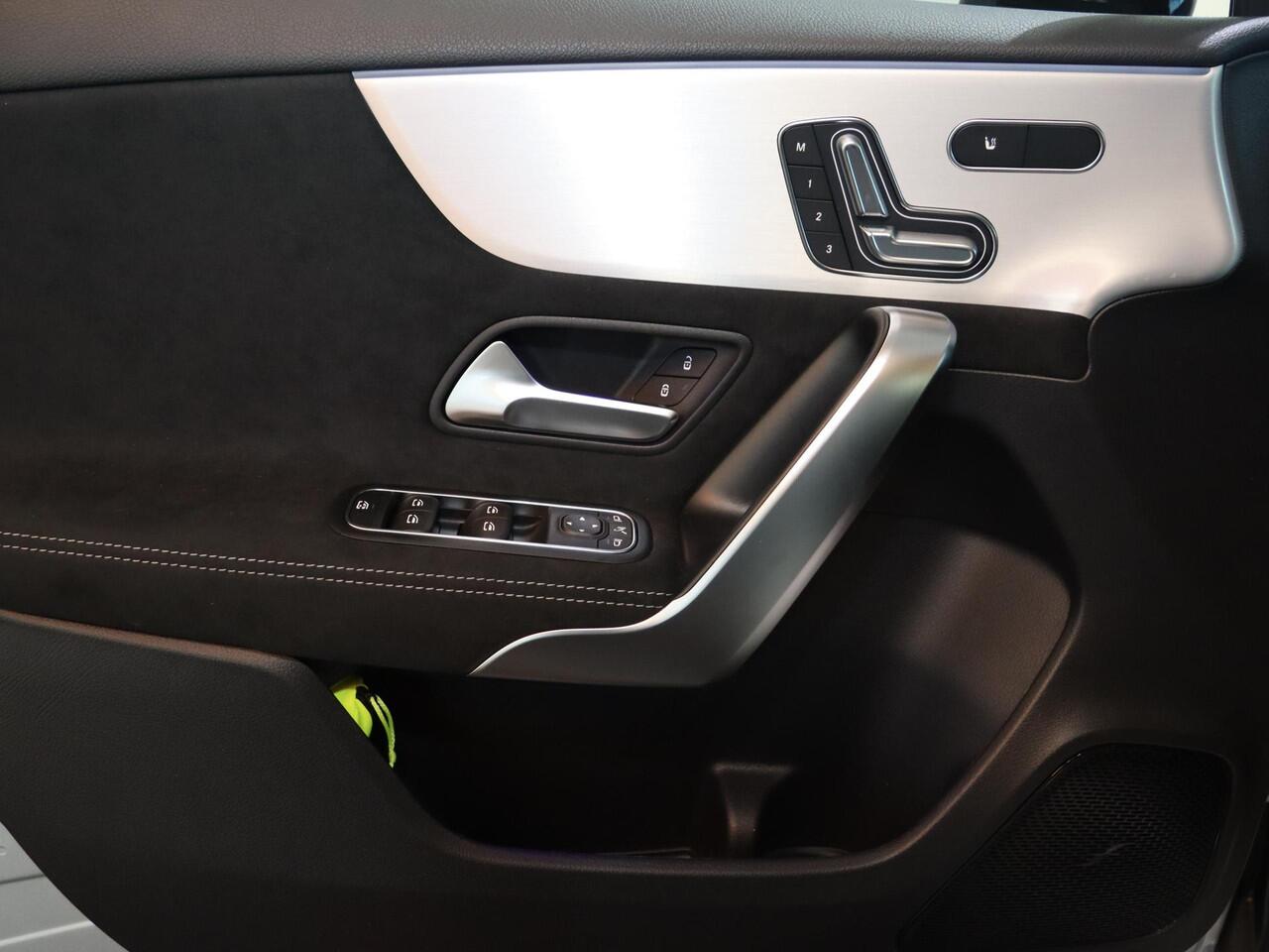 Mercedes-Benz A-KLASSE 180 Business Solution AMG | AMG Line Plus | Nightpakket | Panoramadak | HUD | Stoelverwarming | 360° camera | Cruise Control Adaptief |