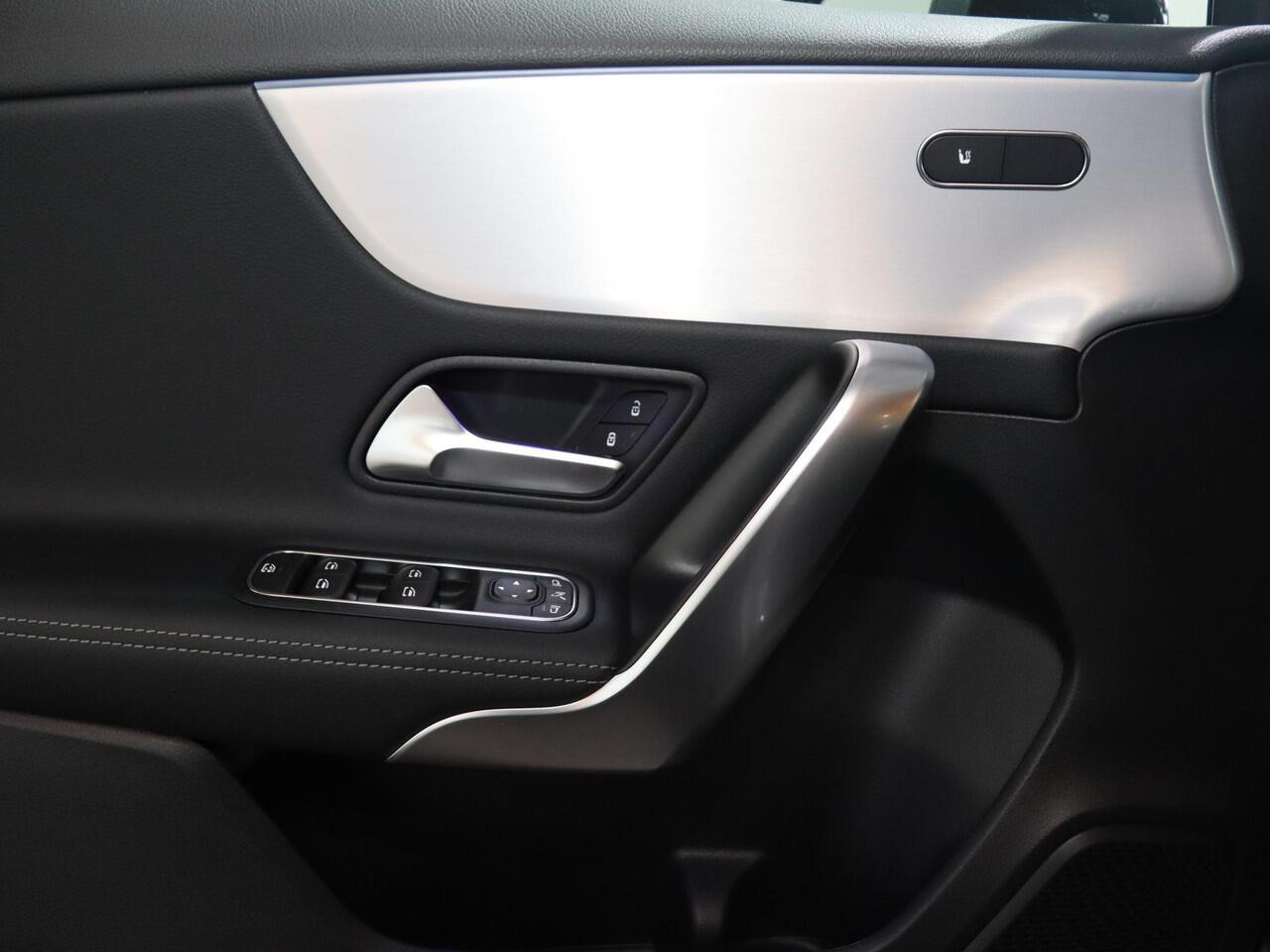 Mercedes-Benz A-KLASSE 180 Star Edition Luxury Line | Night | Achteruitrijcamera | LED-koplampen | Dodehoekassistent