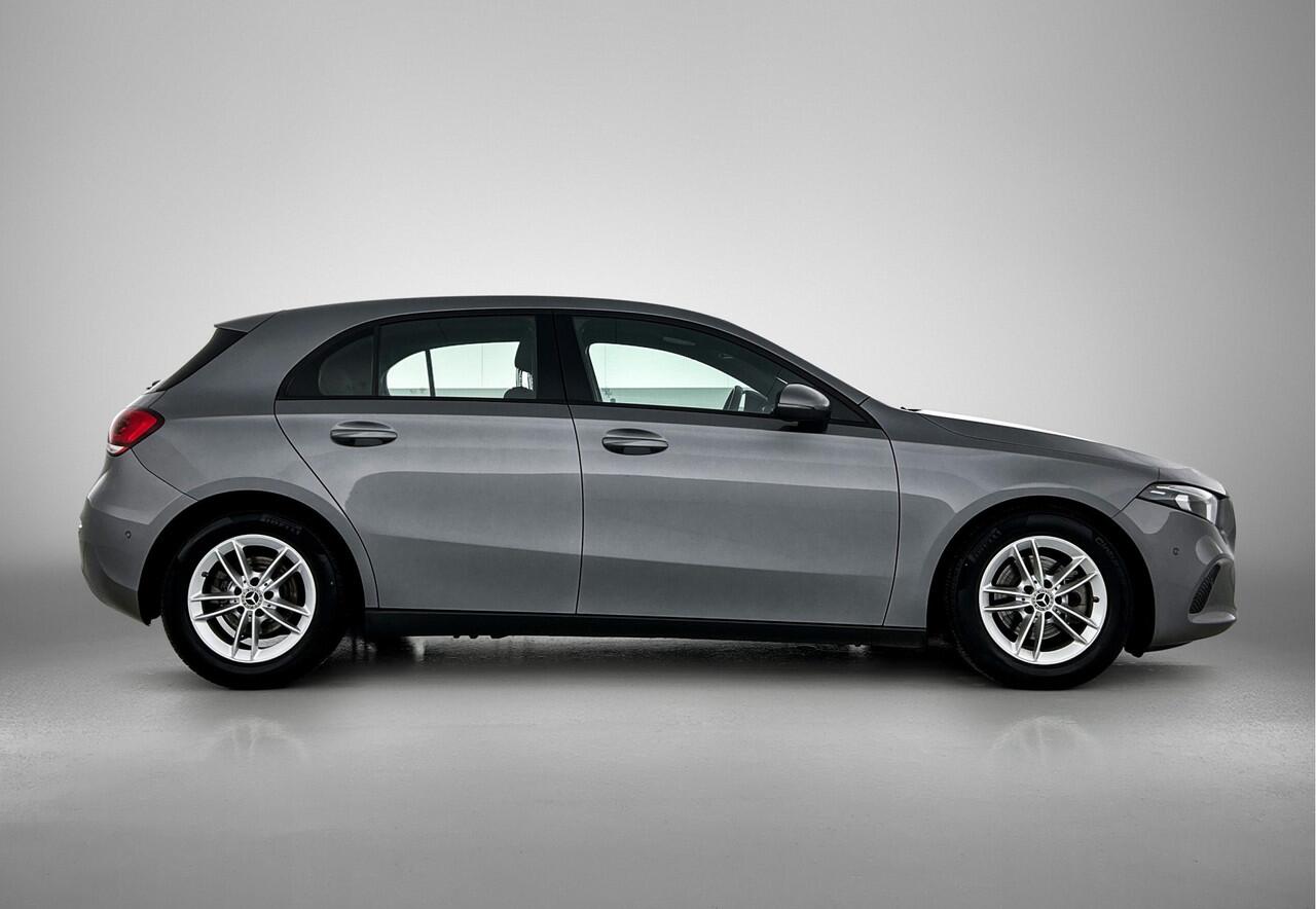 Mercedes-Benz A-KLASSE 160 Business Solution | Parkeerpakket met Camera | Ledkoplampen | Navigatie | Stoelverwarming | Inclusief 24 maanden Mercedes-Benz Certified garantie voor Europa.