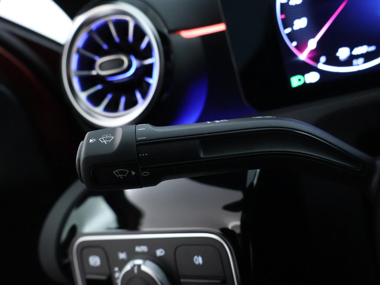 Mercedes-Benz A-KLASSE 250 e AMG Nightpakket | Distronic | Keyless Go | Augmented Reality | Sfeerverlichting | Parkeerpakket met Camera | Inclusief 24 maanden Mercedes-Benz Certified garantie voor Europa.