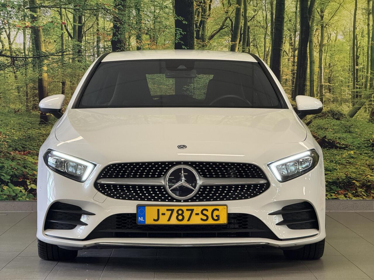 Mercedes-Benz A-KLASSE 180 Business Solution AMG | Cruise Control | Achteruitrijcamera | Parkeersensoren | Navigatie | Apple Carplay | Keyless Go | Stoelverwarming |