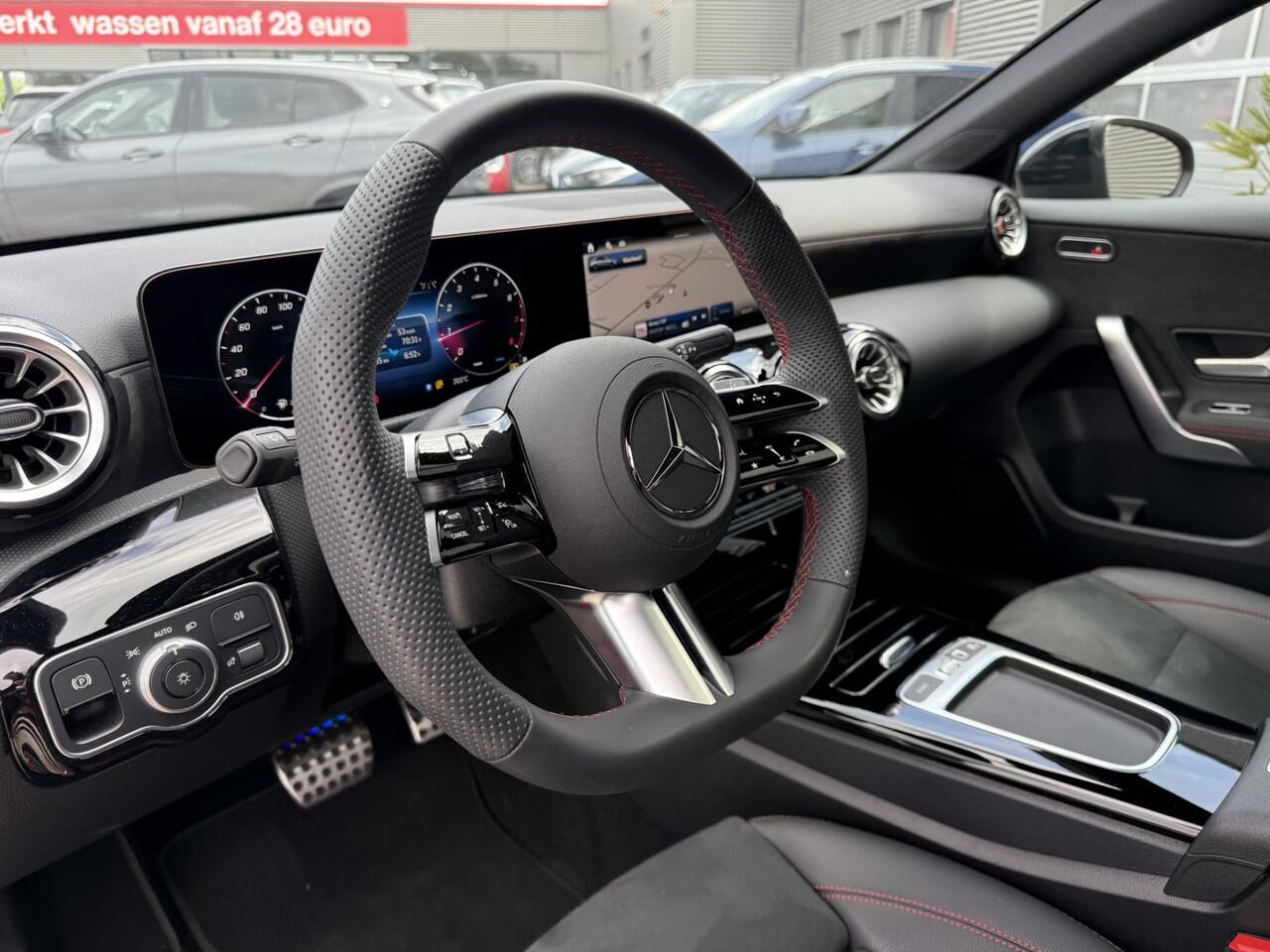 Mercedes-Benz A-KLASSE 180 AMG Line Star Edition 19 Inch Panoramadak Trekhaak Achteruitrijcamera