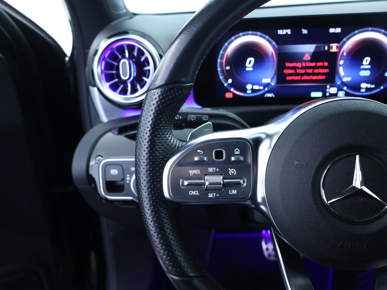 Mercedes-Benz A-KLASSE 250 e AMG Nightpakket | Sfeerverlichting | Car Play | Dode Hoek Ass | Stoelverwarming | Parkeerpakket met Camera | Ledkoplampen | Achteruitrijcamera. Inclusief 24 maanden Mercedes-Benz Certified garantie voor Europa.