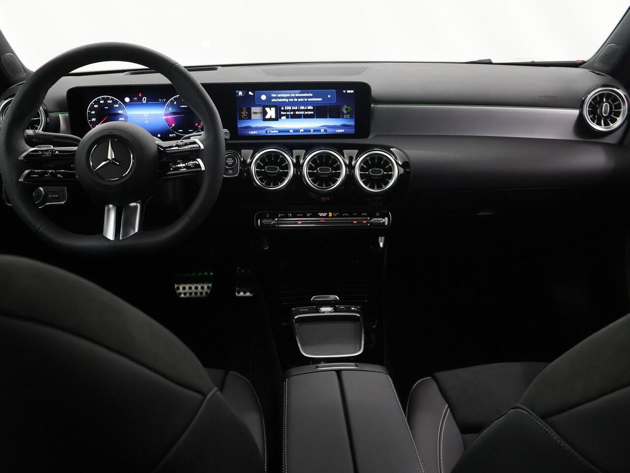 Mercedes-Benz A-KLASSE 180 Limousine Business Solution AMG | Plus pakket | Head-up | Panorama-schuifdak | Memory stoelen | Stoelverwarming | Sfeerverlichting