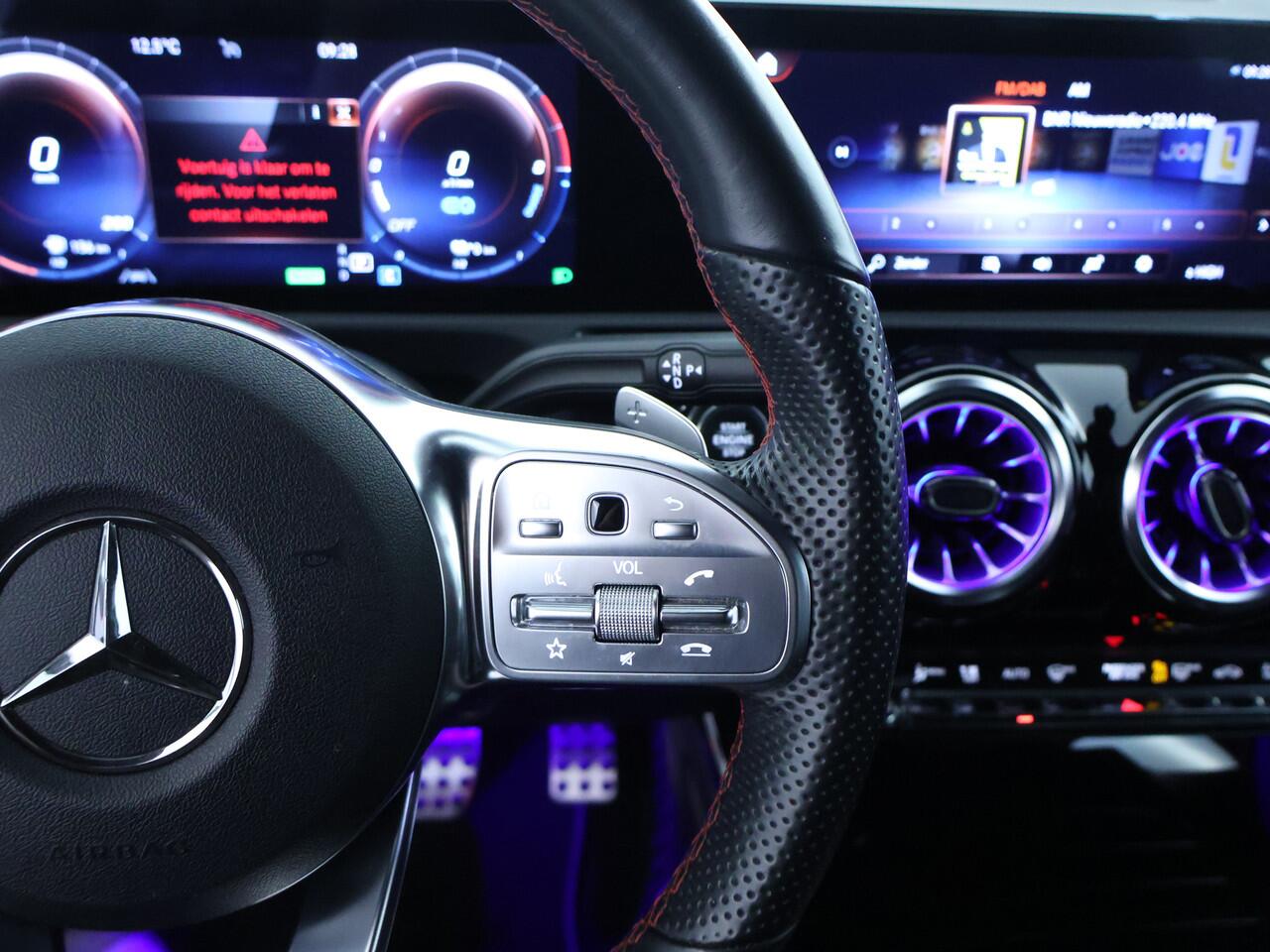 Mercedes-Benz A-KLASSE 250 e AMG Nightpakket | Sfeerverlichting | Car Play | Dode Hoek Ass | Stoelverwarming | Parkeerpakket met Camera | Ledkoplampen | Achteruitrijcamera. Inclusief 24 maanden Mercedes-Benz Certified garantie voor Europa.