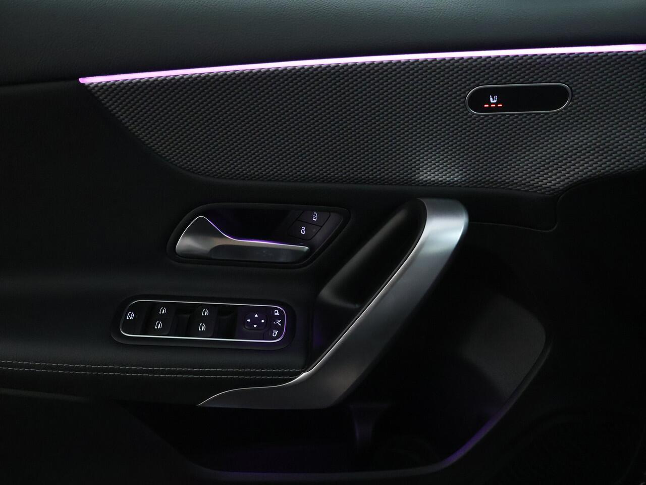 Mercedes-Benz A-KLASSE 180 Business Solution Luxury Sfeerverlichting | Trekhaak | Achteruitrijcamera. Inclusief 24 maanden MB Certified garantie voor Europa.