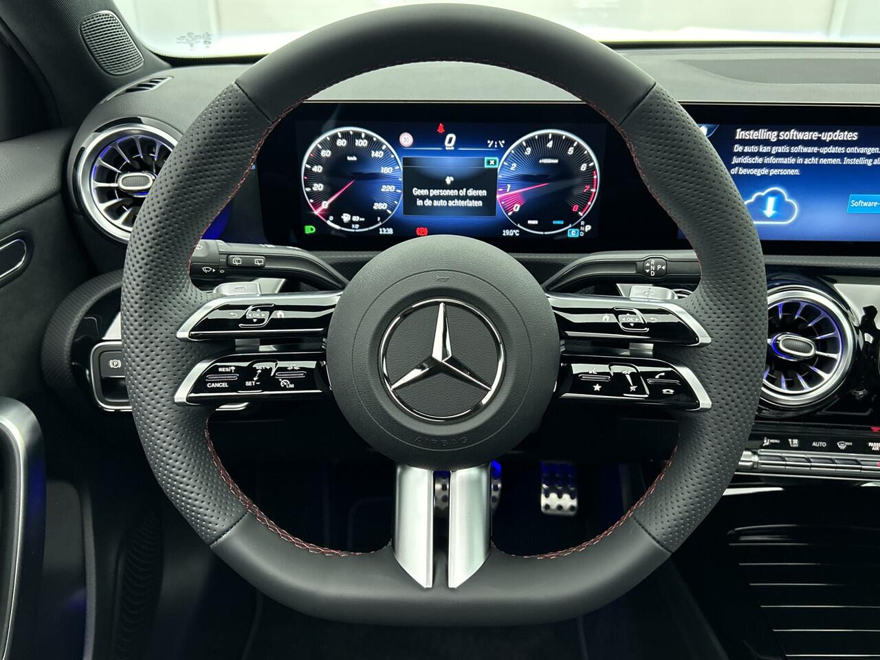 Mercedes-Benz A-KLASSE 180 Business Solution AMG | Nightpakket | Antidiefstalpakket URBAN GUARD PLUS | Smartphone Integratie | Panoramaschuifdak | MULTIBEAM LED | Stoelverwarming voor |