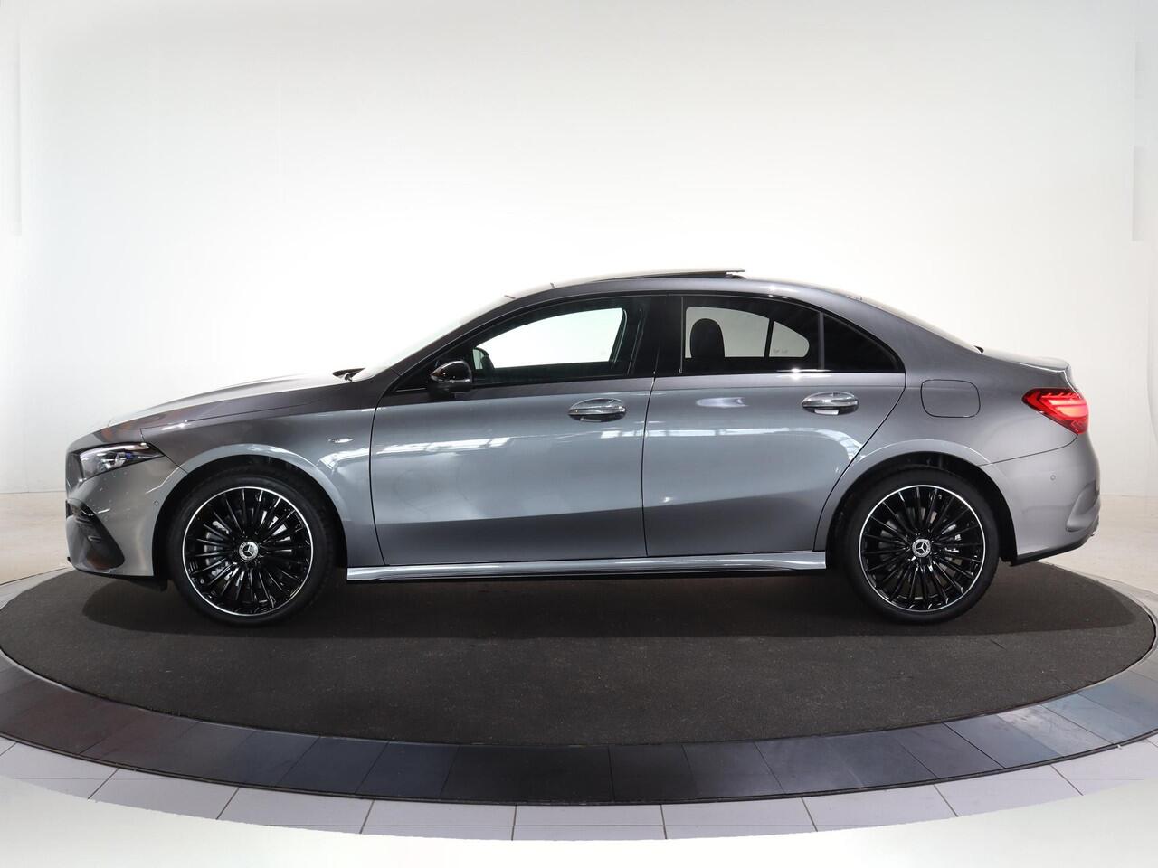 Mercedes-Benz A-KLASSE 250e Business Solution AMG | Panoramaschuifdak | Night | Achteruitrijcamera| Stoelverwarming voor | LED koplampen |