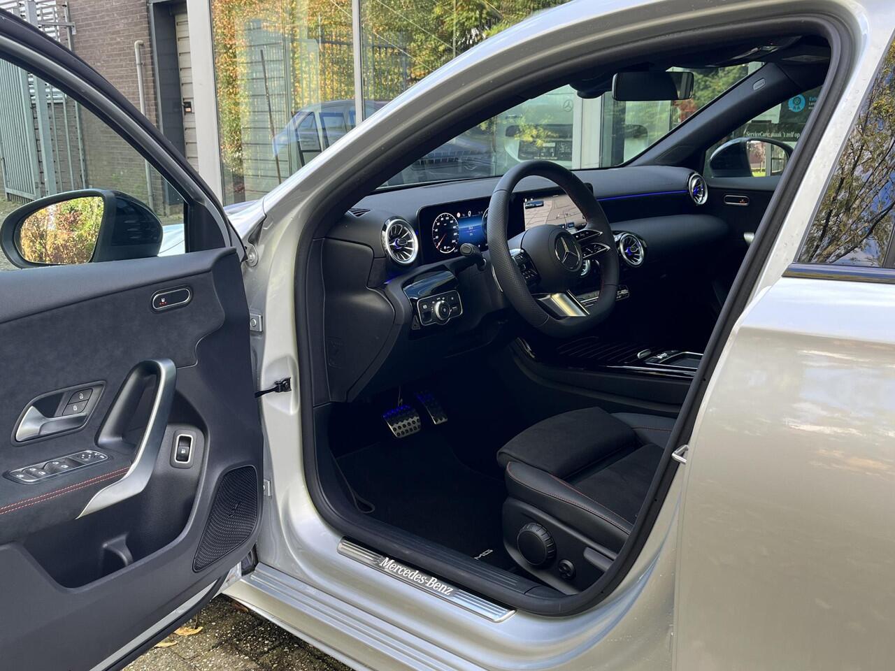 Mercedes-Benz A-KLASSE Limousine 250 e AMG Line | Night Pakket | Panoramadak | Premium Pakket | Multibeam LED Koplampen | Dodehoekassistent | Advanced Sound System | Apple CarPlay | Android Auto | Sfeerverlichting | Stoelverwarming | Achteruitrijcamera