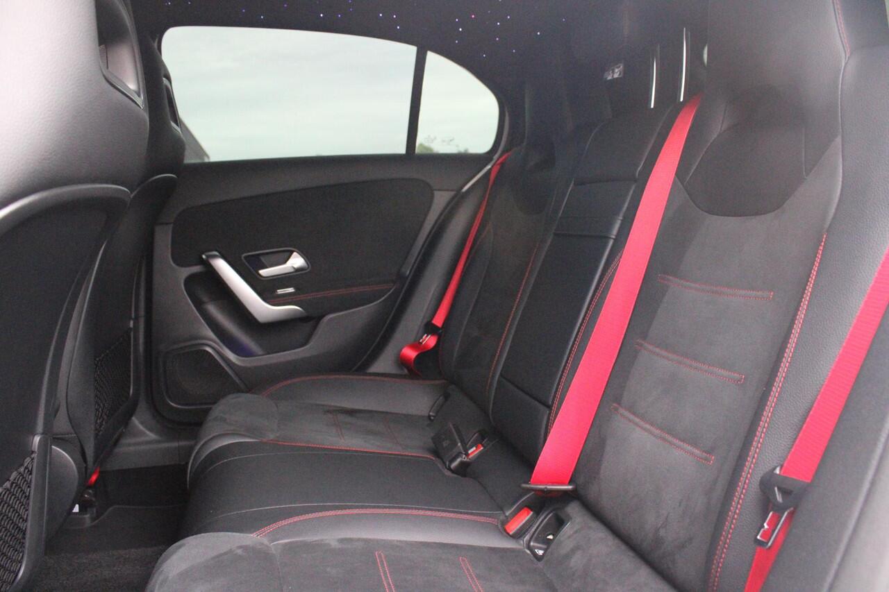 Mercedes-Benz A-KLASSE 180 136PK AMG LINE AUTOMAAT | PANORAMISCH SCHUIF/KANTEL DAK | KEYLESS ENTRY / GO | NAVIGATIE | ACHTERUITRIJ CAMERA | PARKEERSENSOREN VOOR EN ACHTER | HIGH PERFORMANCE LED KOPLAMPEN | STOEL VERWARMING | SPIEGEL PAKKET | NIGHT PAKKET | LICHTMETALEN VELGEN 1