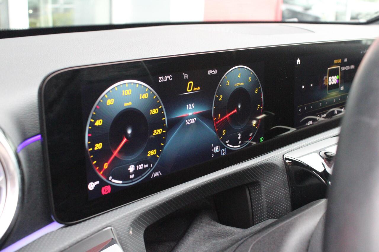 Mercedes-Benz A-KLASSE 180 136PK AMG LINE AUTOMAAT | PANORAMISCH SCHUIF/KANTEL DAK | KEYLESS ENTRY / GO | NAVIGATIE | ACHTERUITRIJ CAMERA | PARKEERSENSOREN VOOR EN ACHTER | HIGH PERFORMANCE LED KOPLAMPEN | STOEL VERWARMING | SPIEGEL PAKKET | NIGHT PAKKET | LICHTMETALEN VELGEN 1