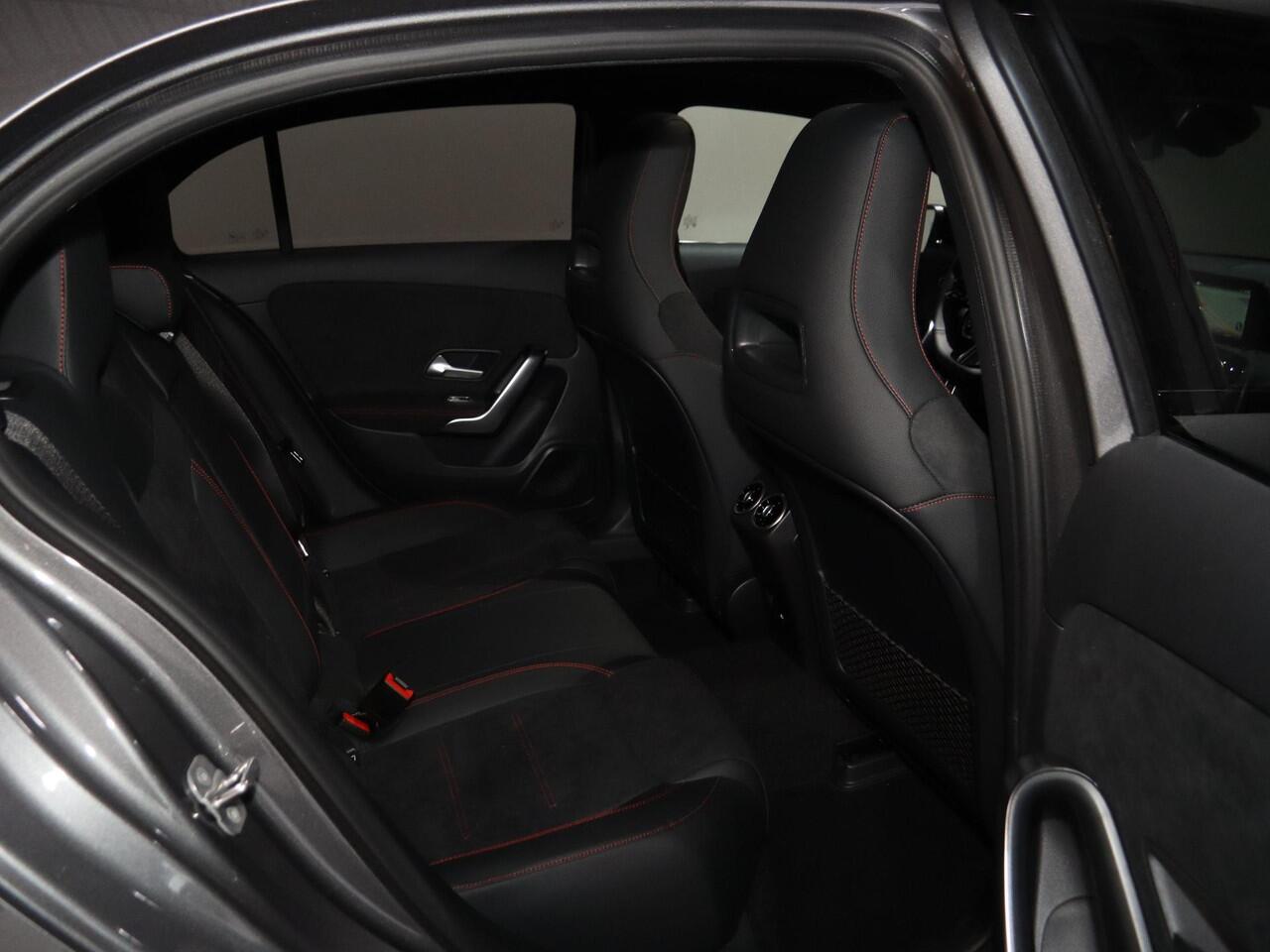 Mercedes-Benz A-KLASSE 250e Business Solution AMG | Panoramaschuifdak | Stoelverwarming | Achteruitrijcamera | MULTIBEAM LED |