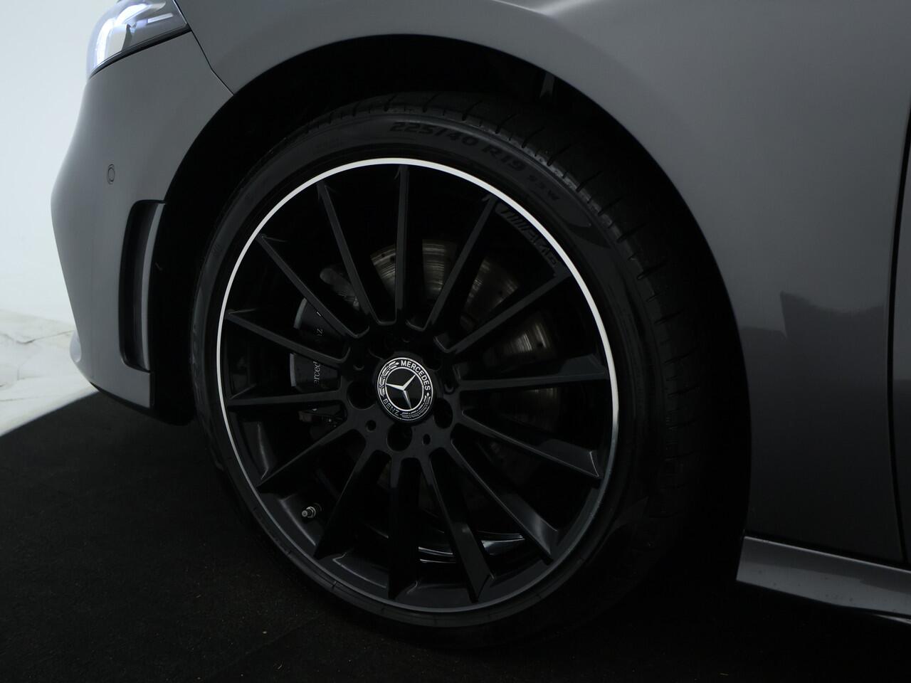 Mercedes-Benz A-KLASSE 250 e Sedan AMG Plug-In Hybride AMG Line | Night Pakket | Panorama Schuif-Kanteldak | 19 Inch AMG Velgen | Sfeerverlichting. Inclusief 24 maanden MB Certified garantie voor Europa.