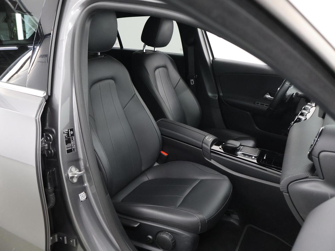 Mercedes-Benz A-KLASSE 180 Business Line | Apple carplay | Widescreen | Achteruitrijcamera | LED | Stoelverwarming |