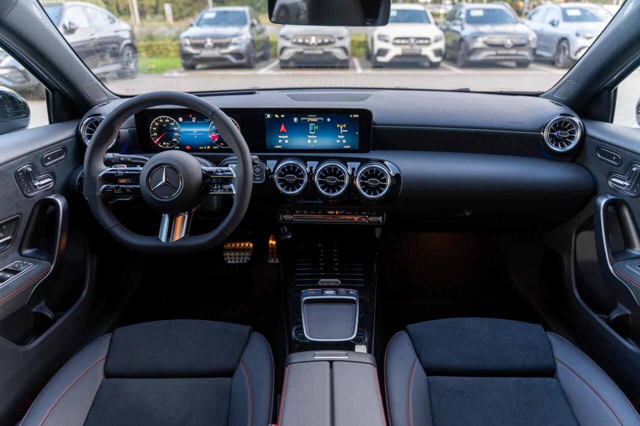 Mercedes-Benz A-KLASSE 180 Business Solution AMG | Panoramaschuifdak | Premium Plus | Head-Up | MULTIBEAM LED | Dodehoekassistent | 19 inch AMG-velgen |