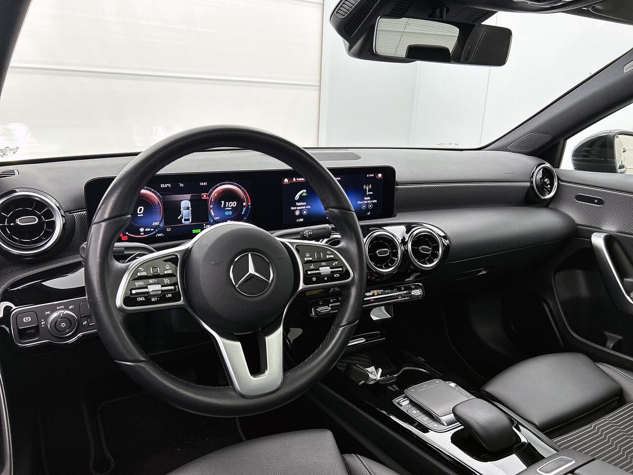Mercedes-Benz A-KLASSE 250 e Premium Plus | 5 spaaks lichtmetalen velgen | MBUX wide screen | Navigatie | Parking support | Camera achter | Inclusief 24 maanden Mercedes-Benz Certified garantie voor Europa.