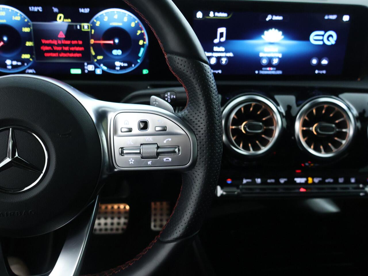 Mercedes-Benz A-KLASSE 250 e Sedan AMG Plug-In Hybride AMG Line | Night Pakket | Panorama Schuif-Kanteldak | 19 Inch AMG Velgen | Sfeerverlichting. Inclusief 24 maanden MB Certified garantie voor Europa.