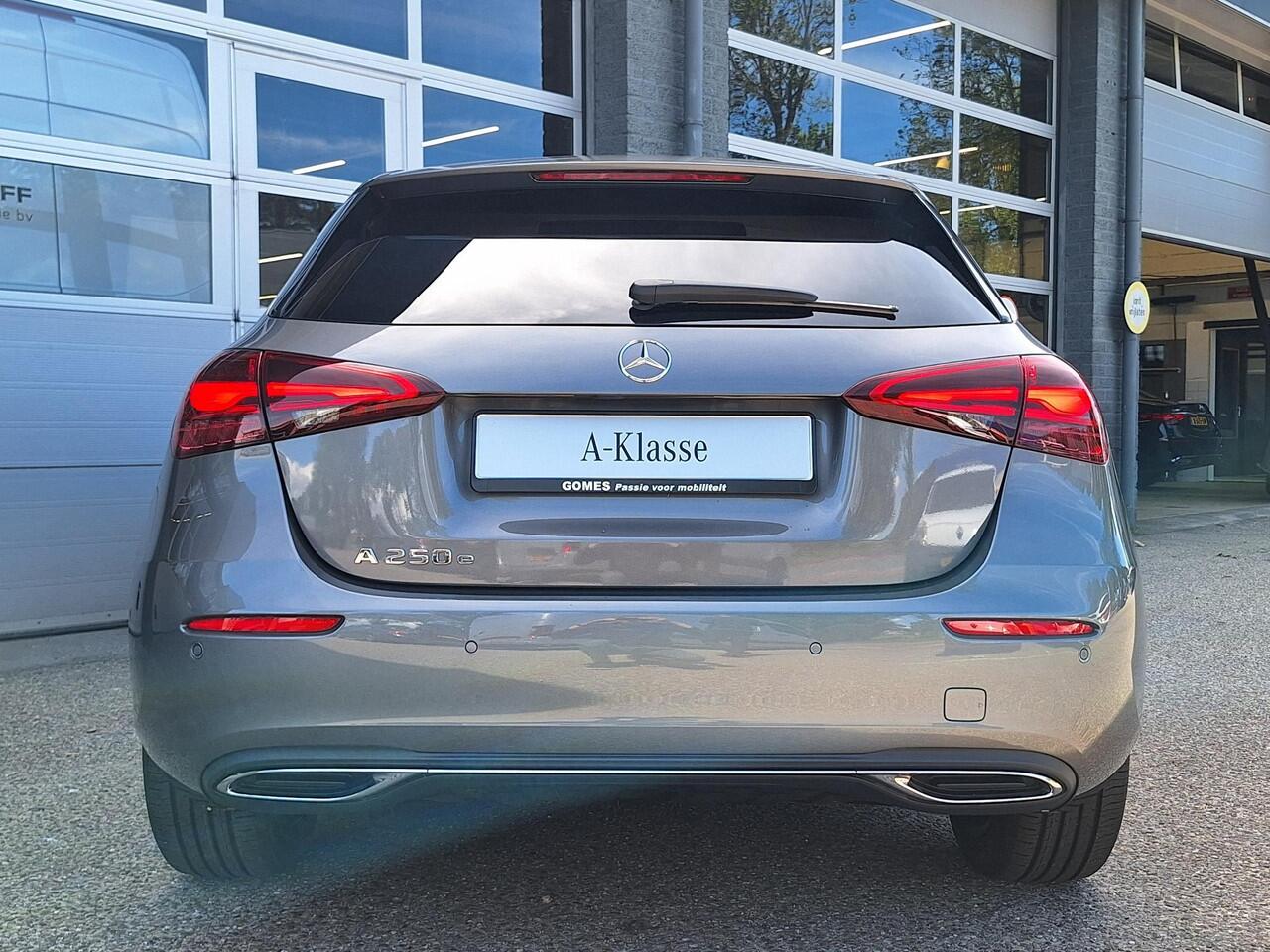 Mercedes-Benz A-KLASSE 250 e Luxury Line | Panoramadak | Dodehoekassistent