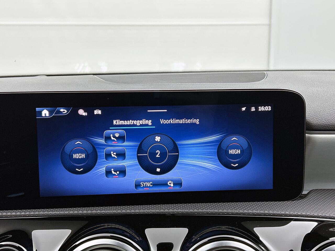 Mercedes-Benz A-KLASSE 250 e Business Solution AMG AMG Line | NIght Pakket | Panorama Schuif-Kanteldak | Sfeerverlichting | Head-up display | Apple CarPlay | Keyless-Go | Dodehoekassistent. Inclusief 24 maanden Mercedes-Benz Certified garantie voor Europa.