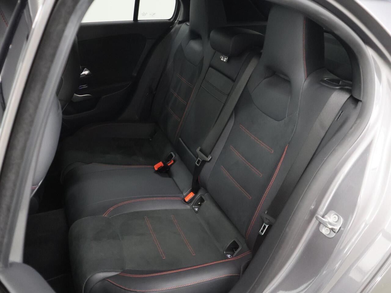 Mercedes-Benz A-KLASSE 180 AMG Line | Premium pack | Night pakket | Panoramadak | Stoelverwarming |