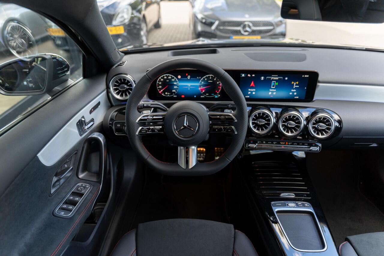 Mercedes-Benz A-KLASSE 180 Business Solution AMG | Panoramaschuifdak | Premium Plus | Nightpakket | 19"Multispaak AMG velgen | Stoelverwarming | 360° camera | Head-up display |