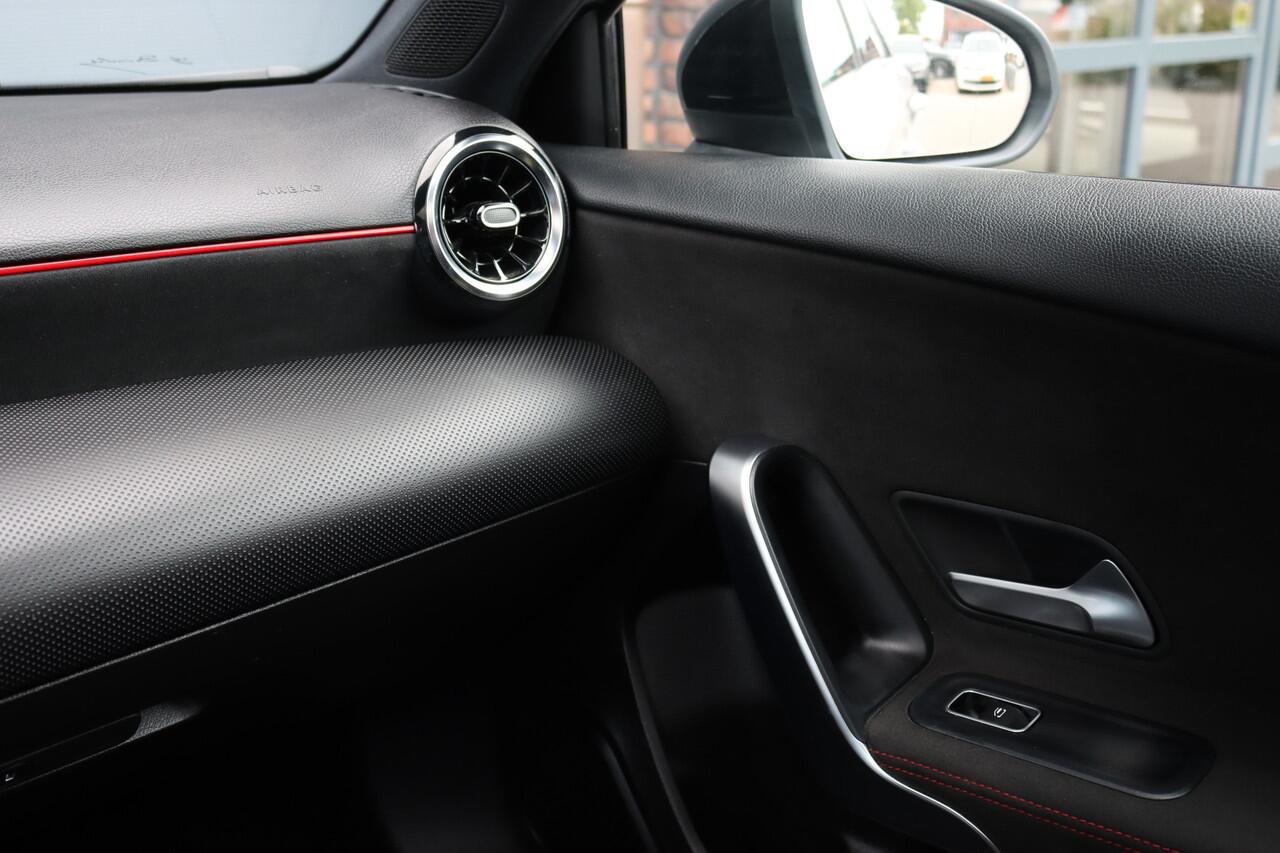 Mercedes-Benz A-KLASSE 200 Business Solution AMG | Panoramadak | Camera | Night Pakket | High Performance Led | Widescreen | Regensensor |