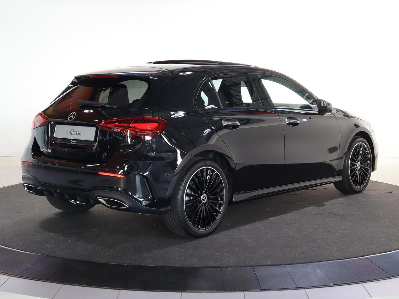 Mercedes-Benz A-KLASSE 250e Business Solution AMG | Panoramaschuifdak | Premium Plus | 19"AMG-velgen | Head-up display | Dodehoekassistent |