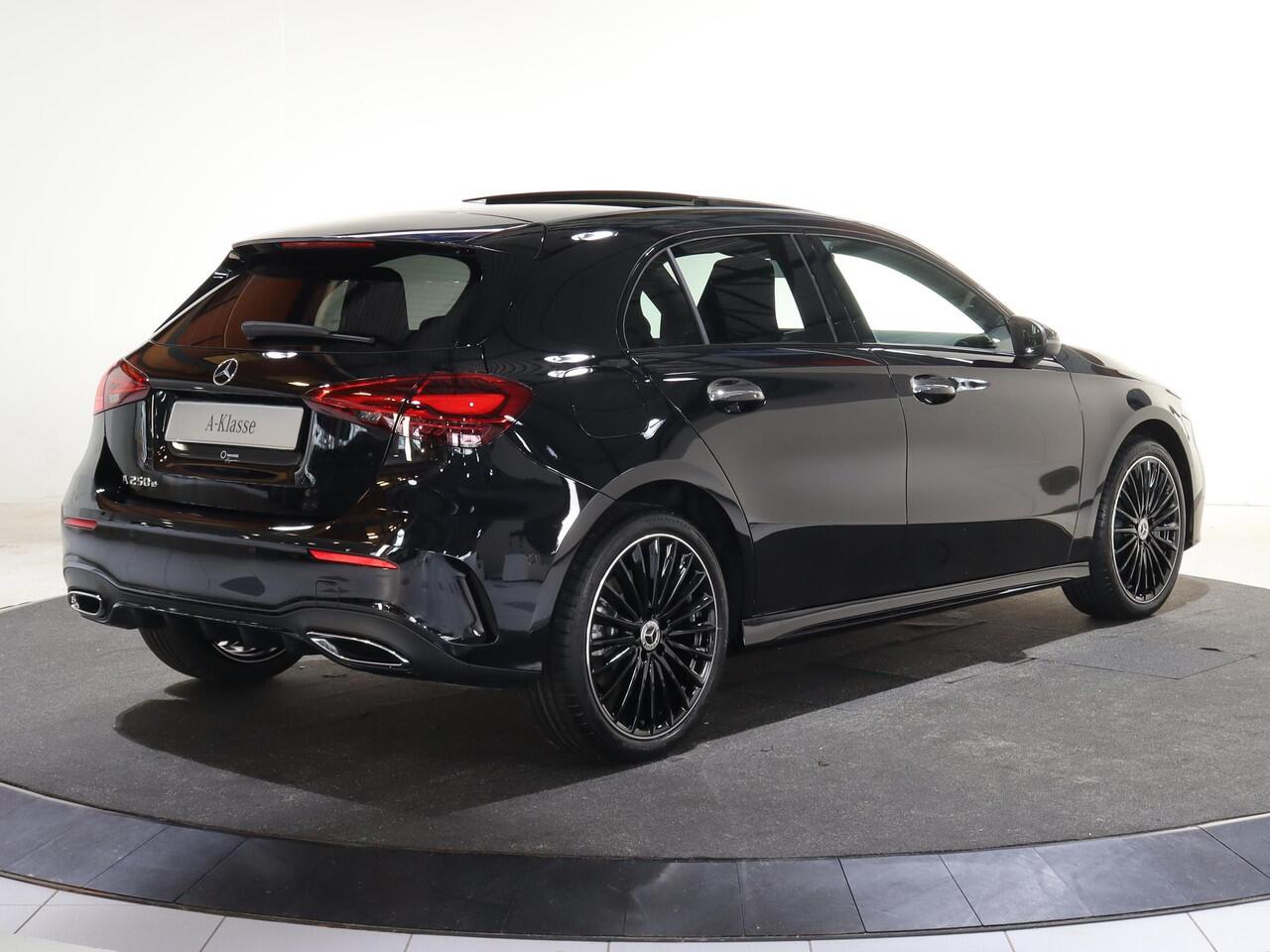 Mercedes-Benz A-KLASSE 250e Business Solution AMG | Panoramaschuifdak | Stoelverwarming | Achteruitrijcamera | MULTIBEAM LED | 19"inch AMG velgen |