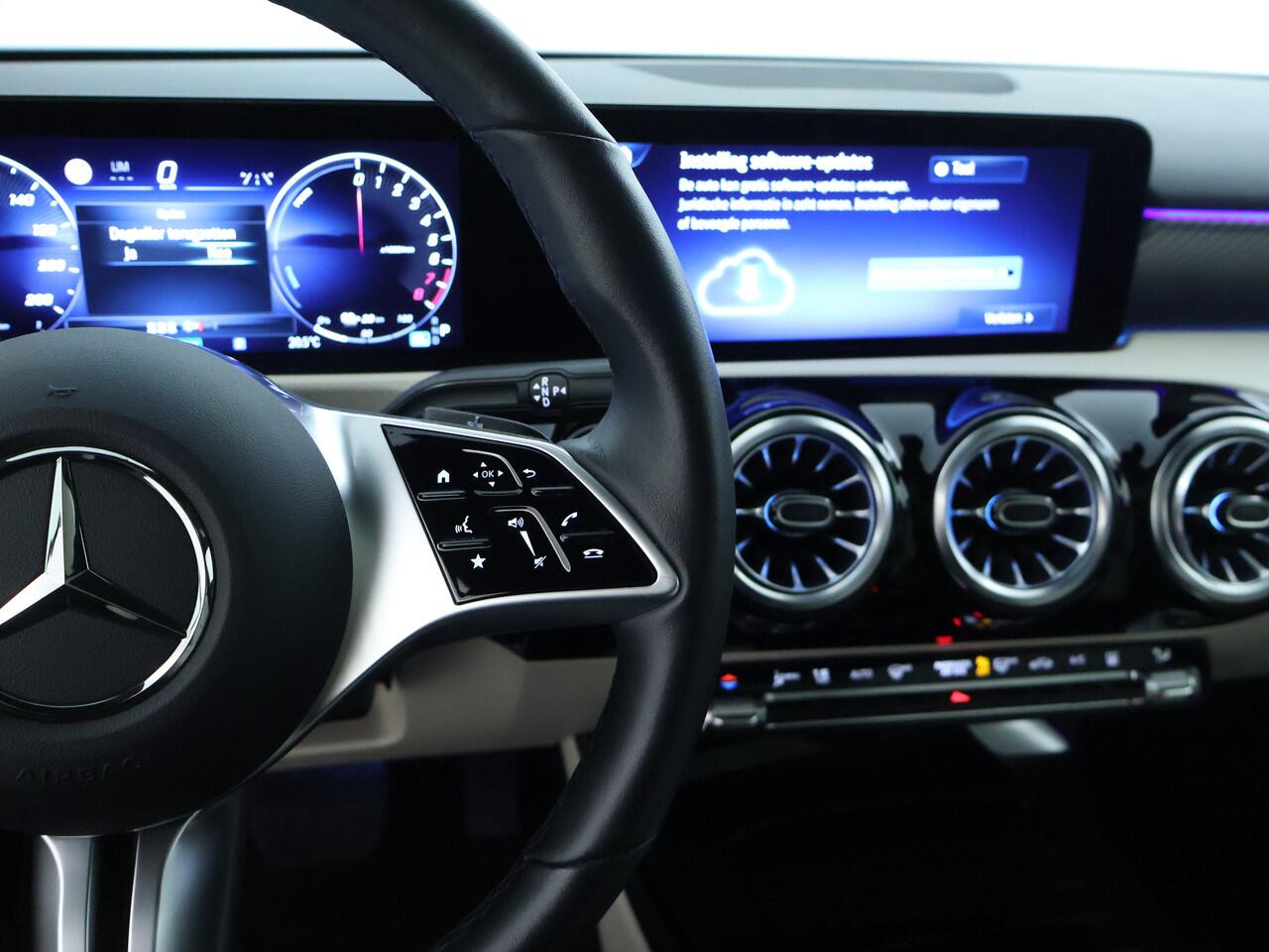 Mercedes-Benz A-KLASSE 250 e Plug-In Hybride | Progressive Line Advanced Plus | Night Pakket | Trekhaak | Dodehoek Assist | 360°-Camera | Panorama Schuif-Kanteldak | Inclusief 24 maanden MB Certified garantie voor Europa.