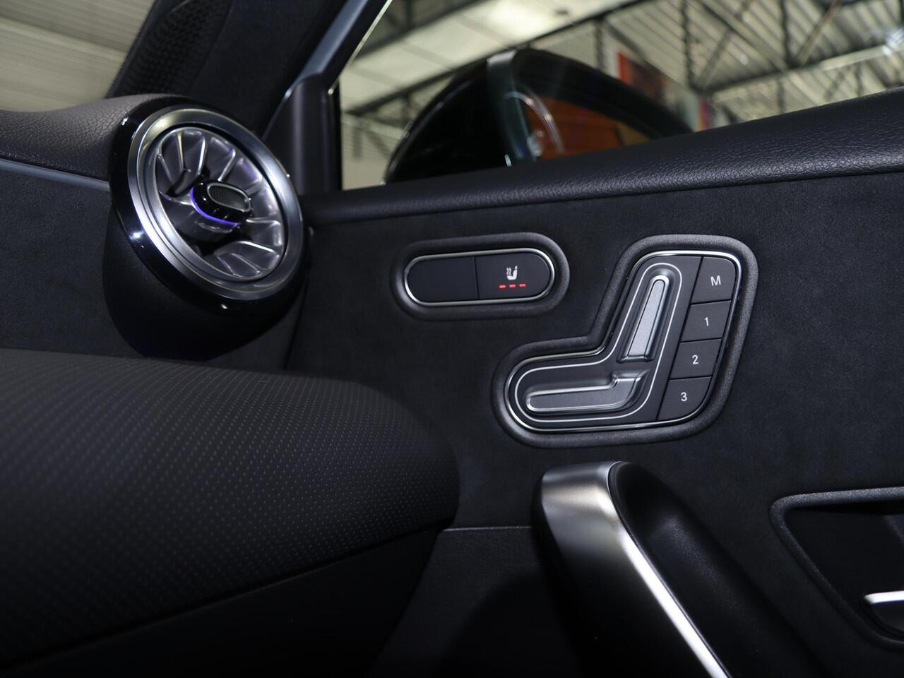 Mercedes-Benz A-KLASSE 250e Business Solution AMG | Panoramaschuifdak | Premium Plus | 19"AMG-velgen | Head-up display | Dodehoekassistent |