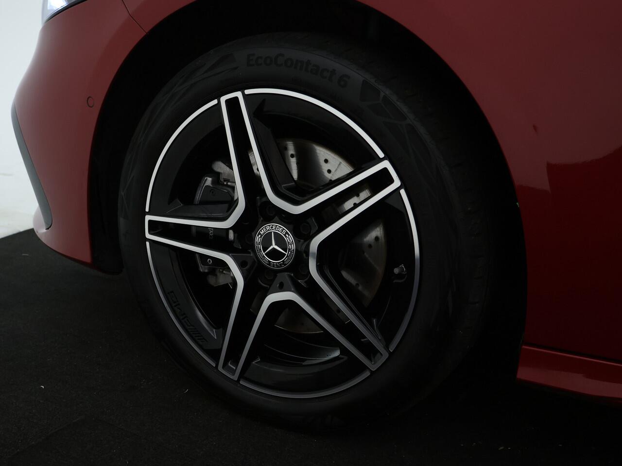 Mercedes-Benz A-KLASSE 250 e AMG Nightpakket | Distronic | Keyless Go | Augmented Reality | Sfeerverlichting | Parkeerpakket met Camera | Inclusief 24 maanden Mercedes-Benz Certified garantie voor Europa.